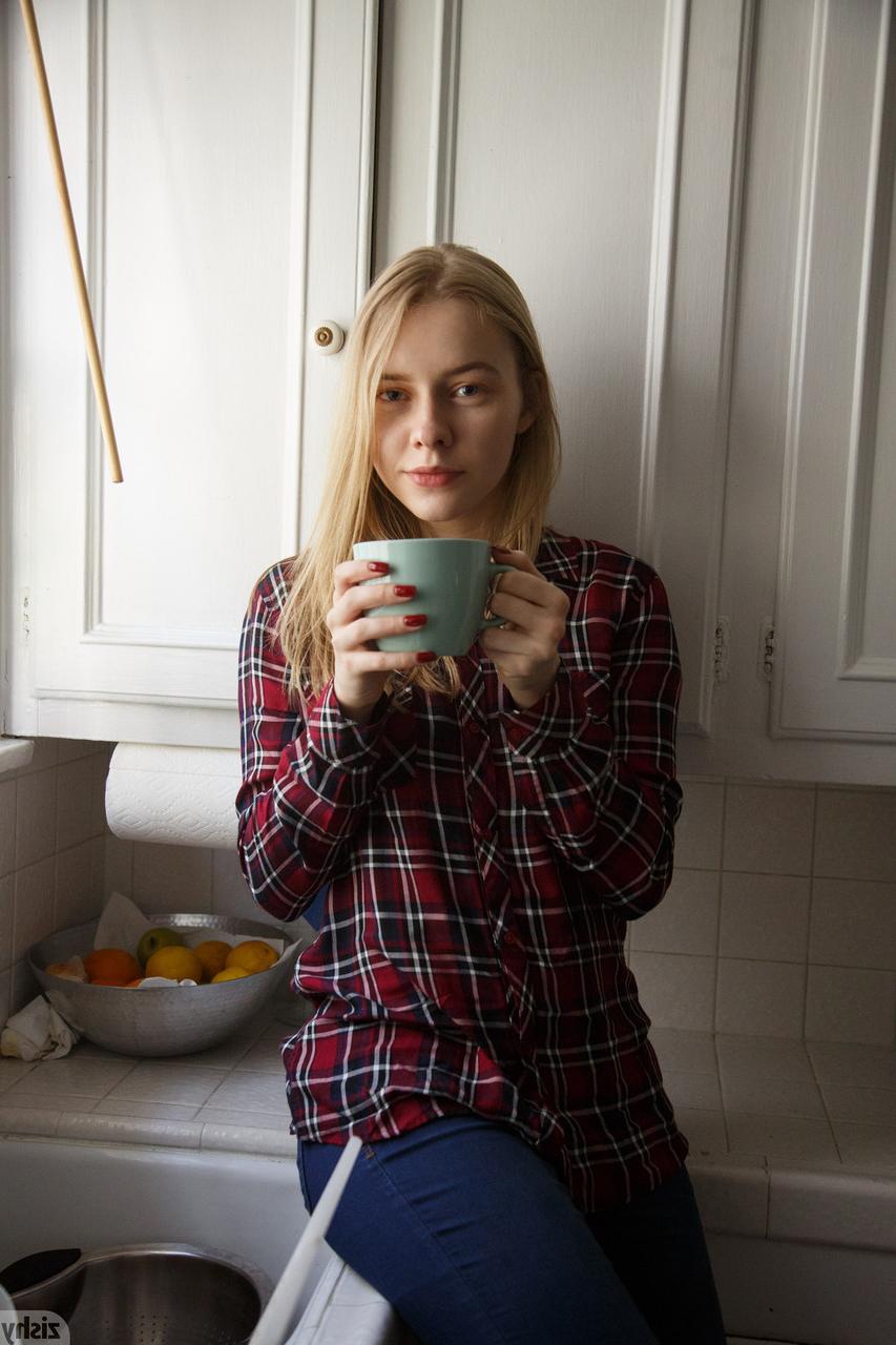 11P Freda Motten, jolie petite amie adolescente, se penche et touche ses trous sexy.