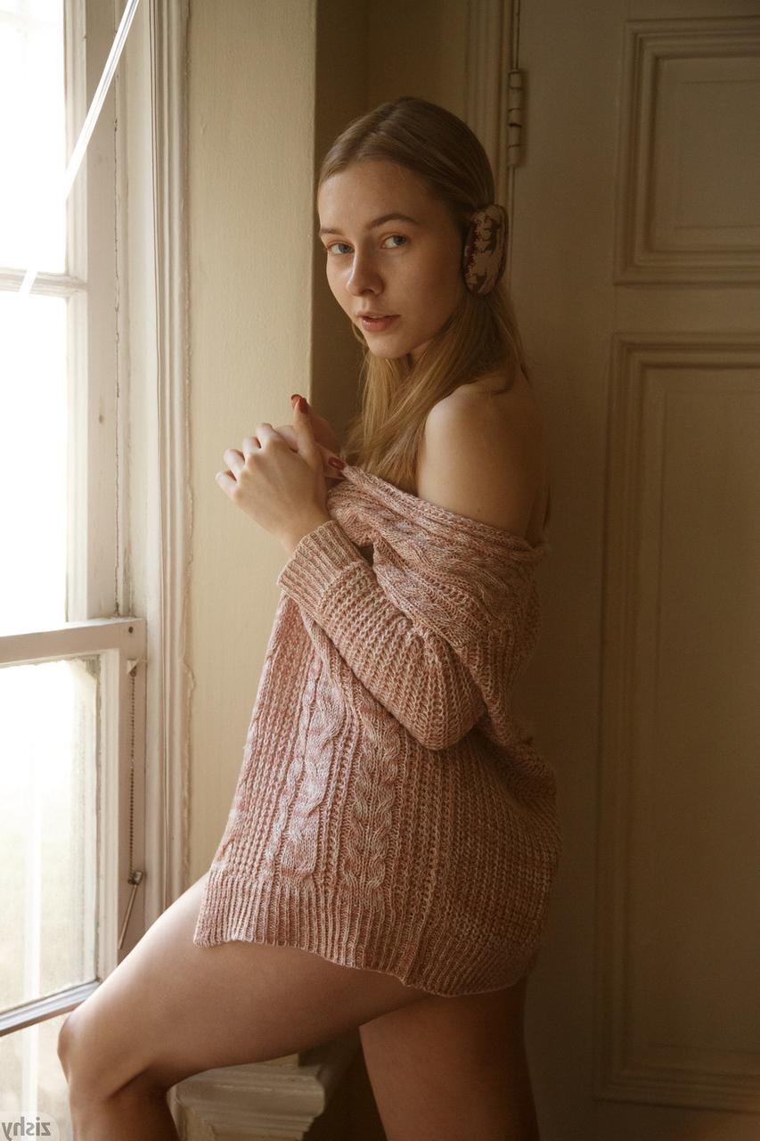 11P Freda Motten, jolie petite amie adolescente, se penche et touche ses trous sexy.