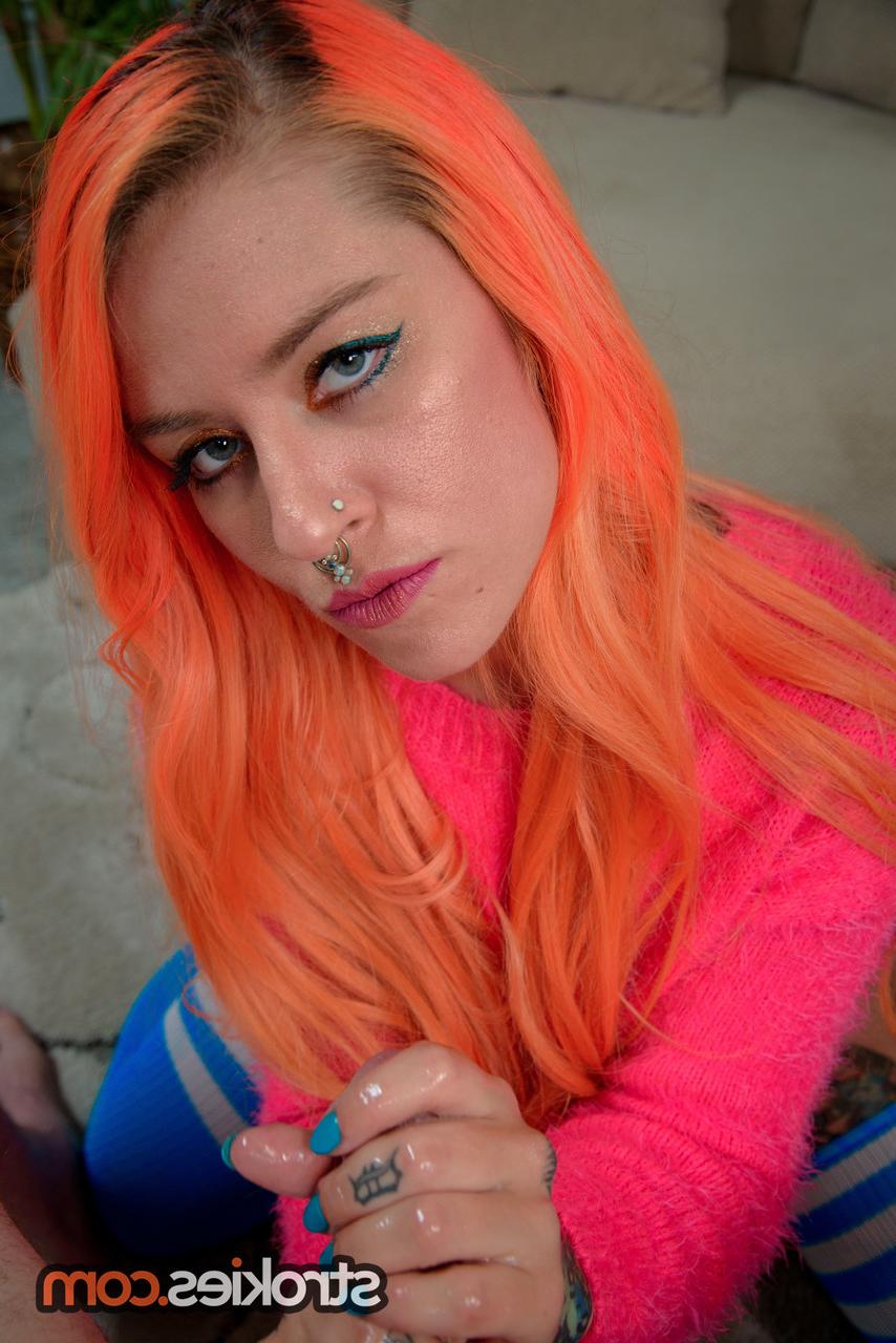 20P Die hübsche Quinn Carter gibt einen heißen POV-Handjob mit offenem Mund für einen Cumshot