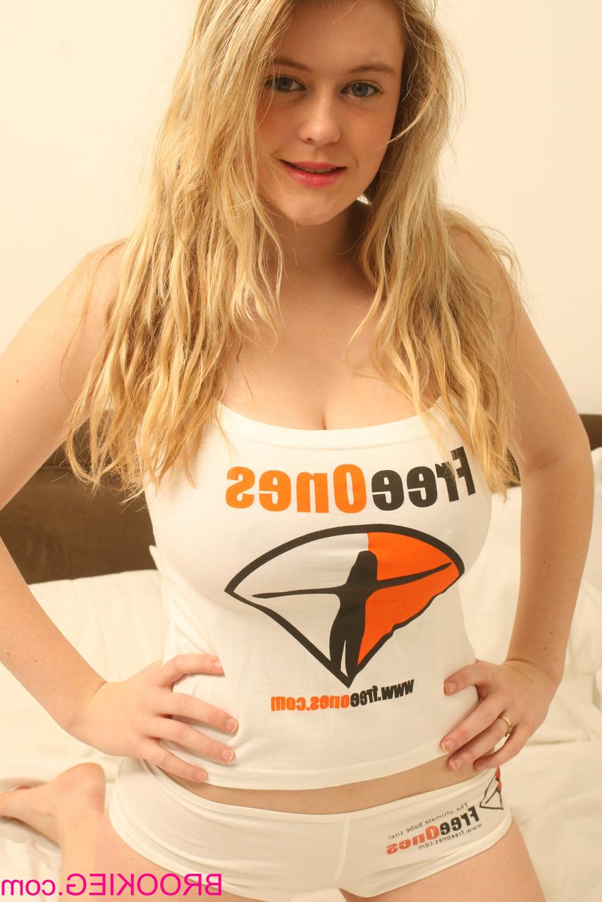 20P La poupée britannique Brook Little enlève sa tenue FreeOnes et joue avec ses gros seins