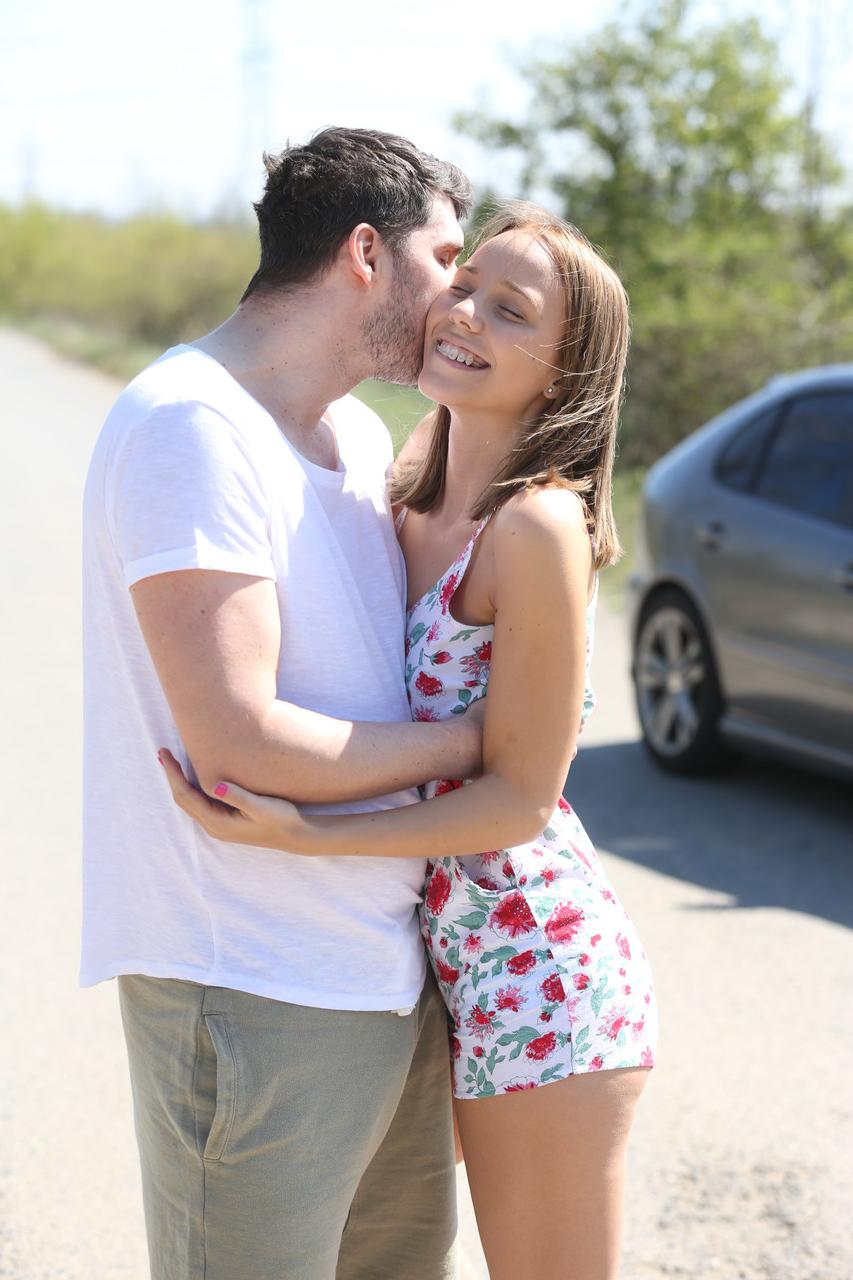 20P A adolescente fofa Poppy Pleasure seduz um estranho e é abalroada ao ar livre