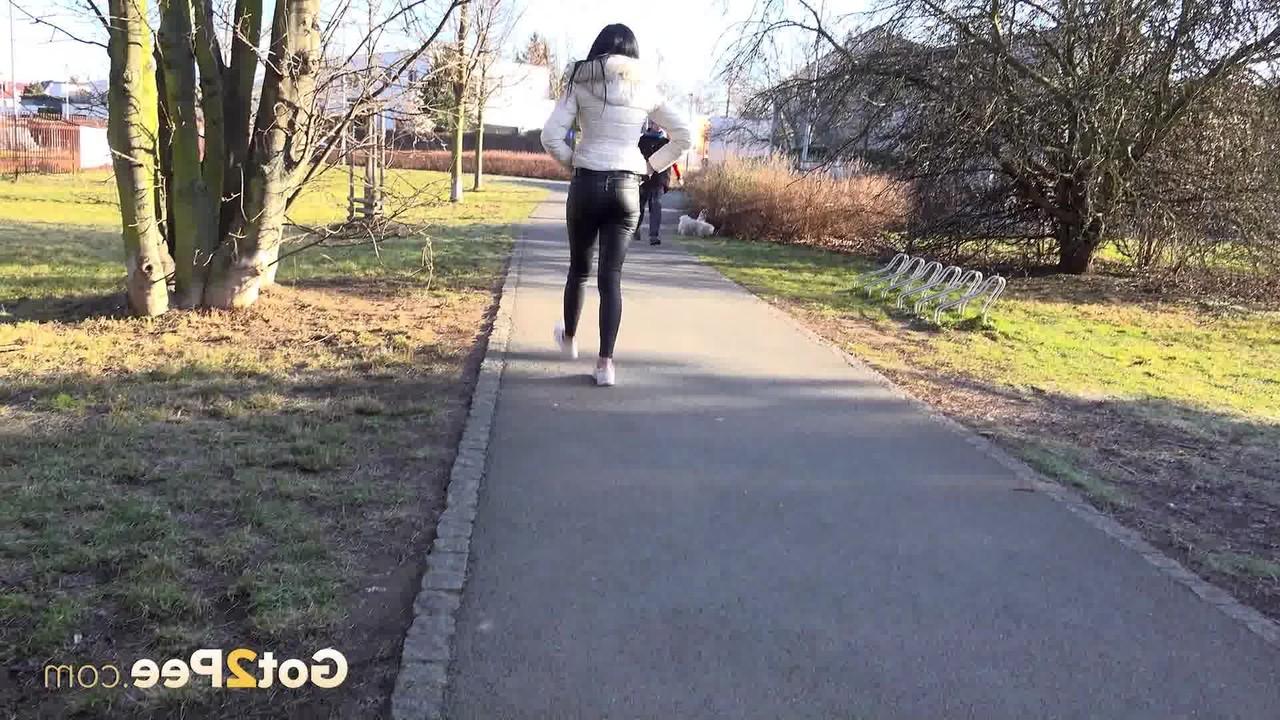 15P A garota de cabelos escuros Maddi Black faz xixi muito necessário em um parque público
