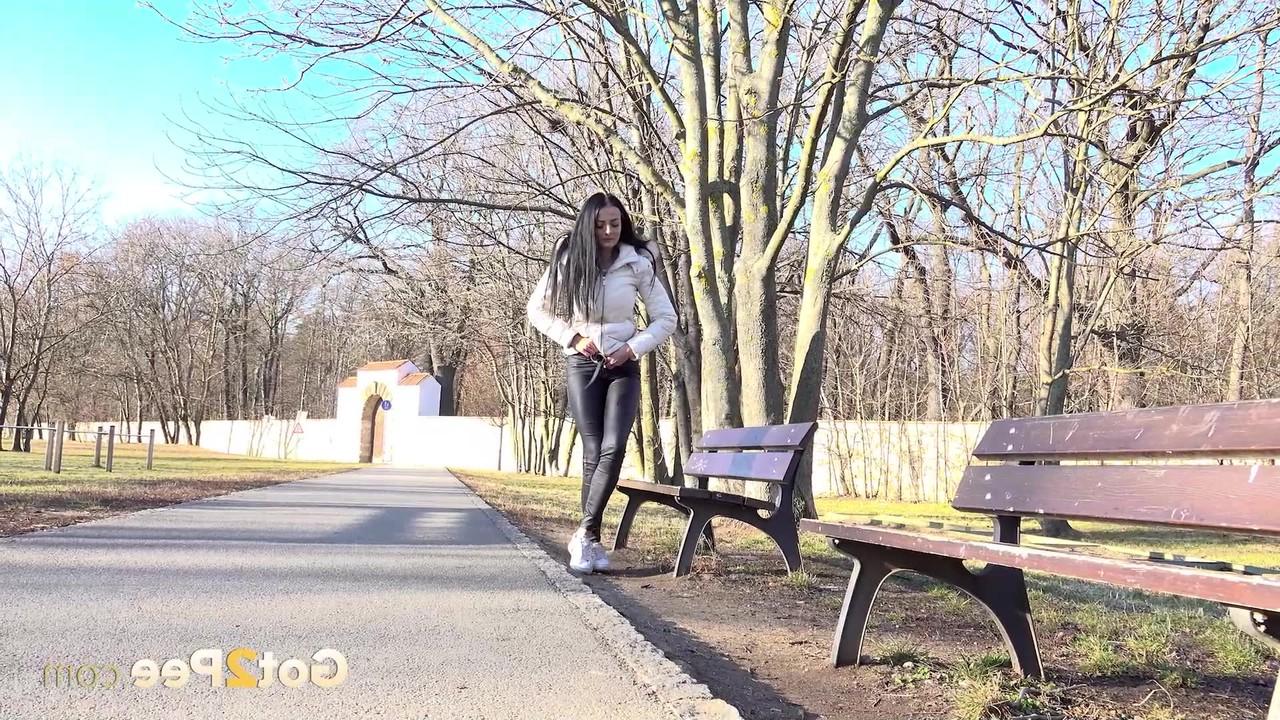 15P A garota de cabelos escuros Maddi Black faz xixi muito necessário em um parque público