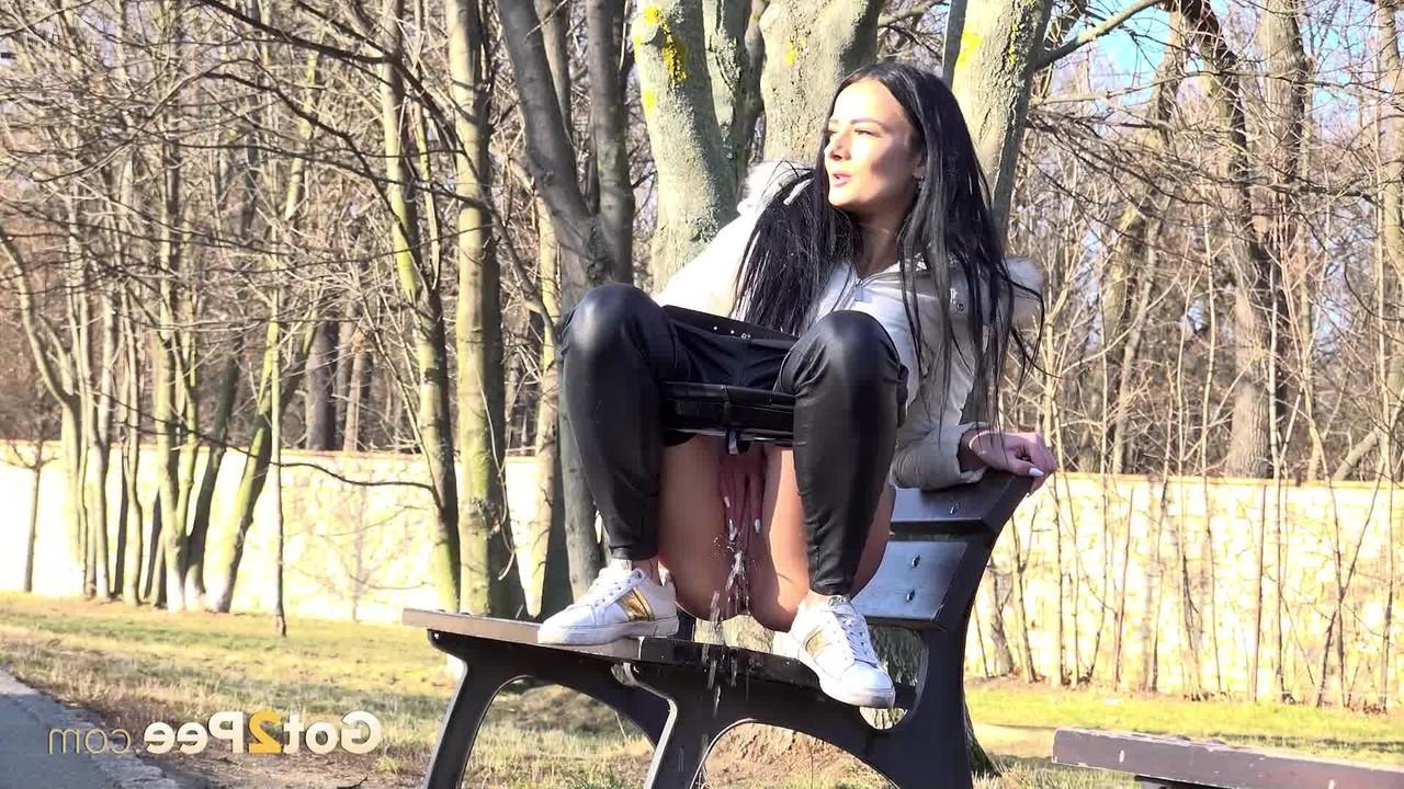 15P A garota de cabelos escuros Maddi Black faz xixi muito necessário em um parque público