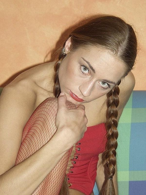 20P Linda estudante brinca com sua bunda grande enquanto posa em sua lingerie