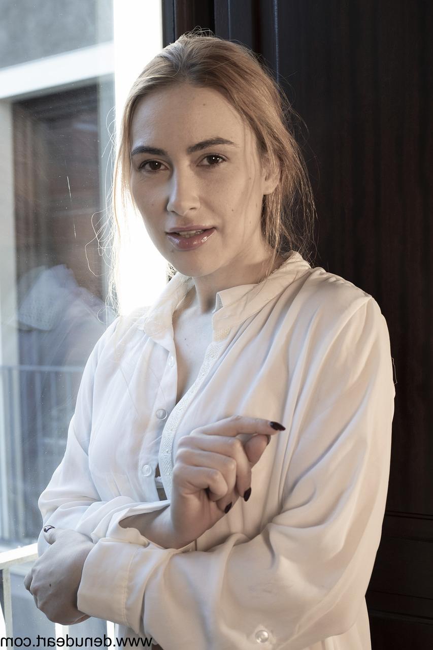 15P Une superbe fille enlève sa lingerie blanche et affiche son corps naturel et chaud.