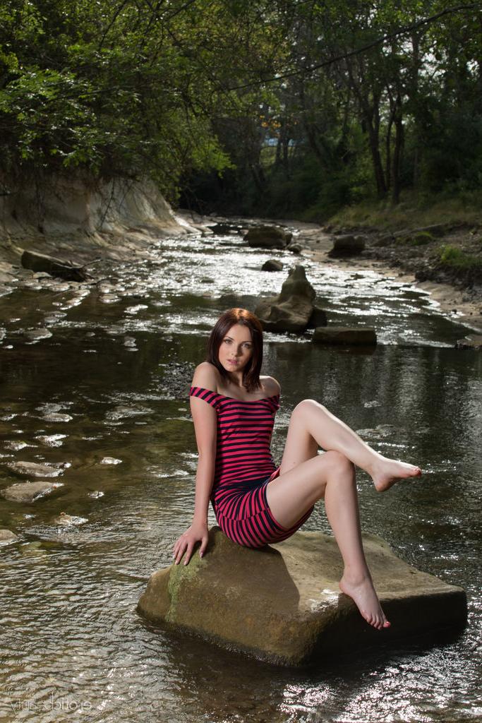 16P Cordoba, une jeune solo, se met totalement nue dans un ruisseau peu profond.