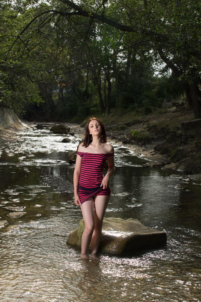 16P Cordoba, une jeune solo, se met totalement nue dans un ruisseau peu profond.