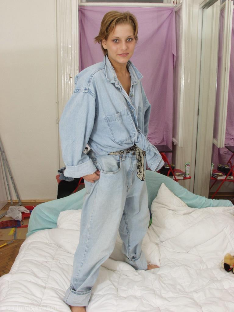 20P A gata safada Anita Babe mostra seu corpo magro e se masturba na cama