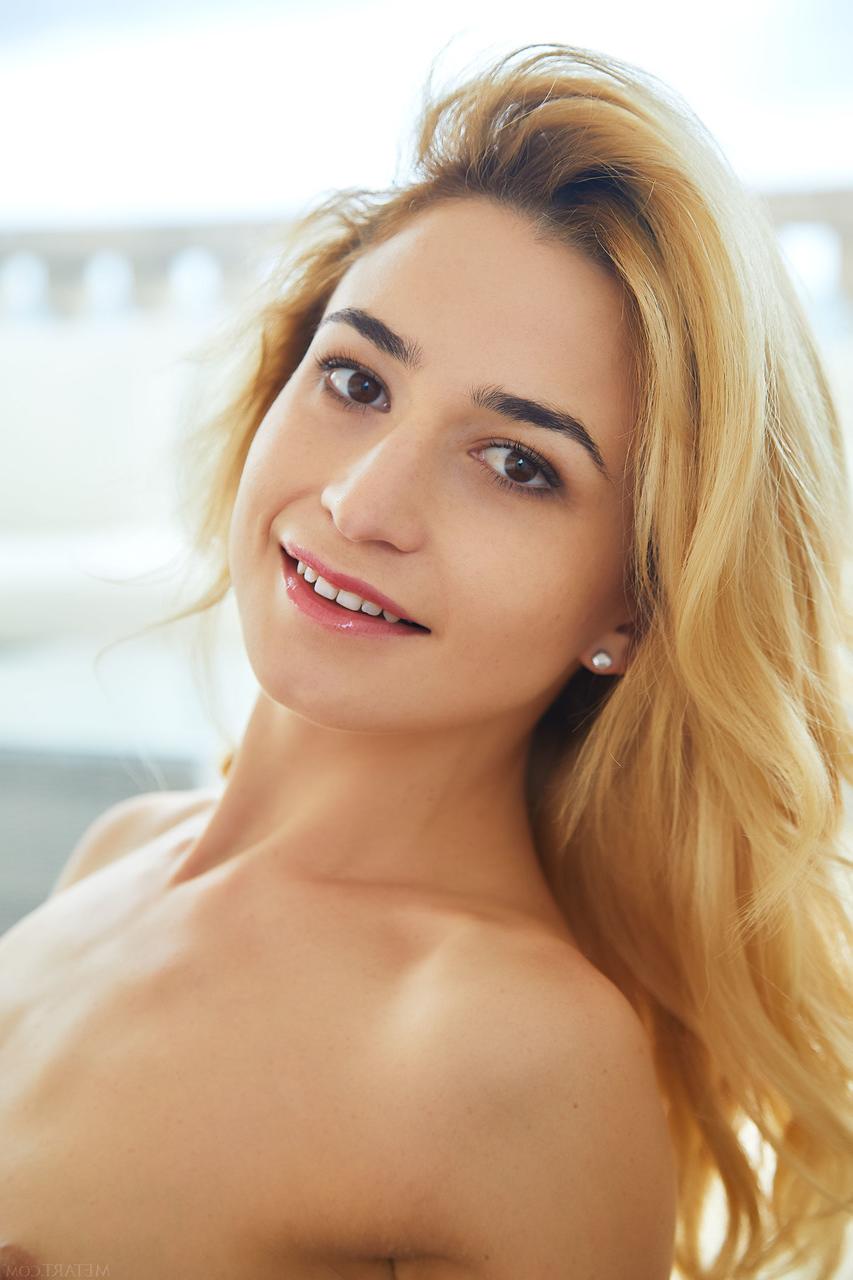 20P A linda gata Susie mostra seus deliciosos lábios de buceta de perto