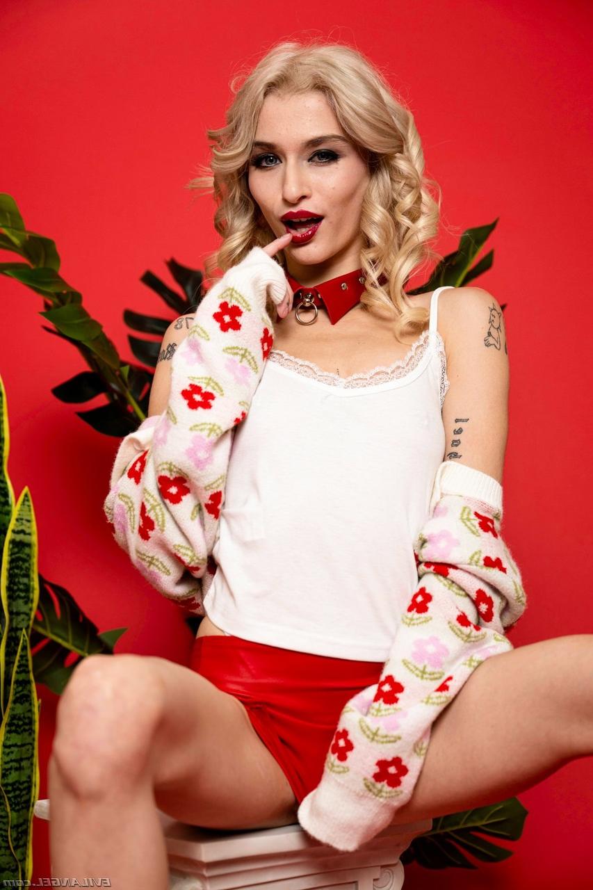 20P La star du porno glamour Emma Rosie se fait démolir son trou du cul serré.