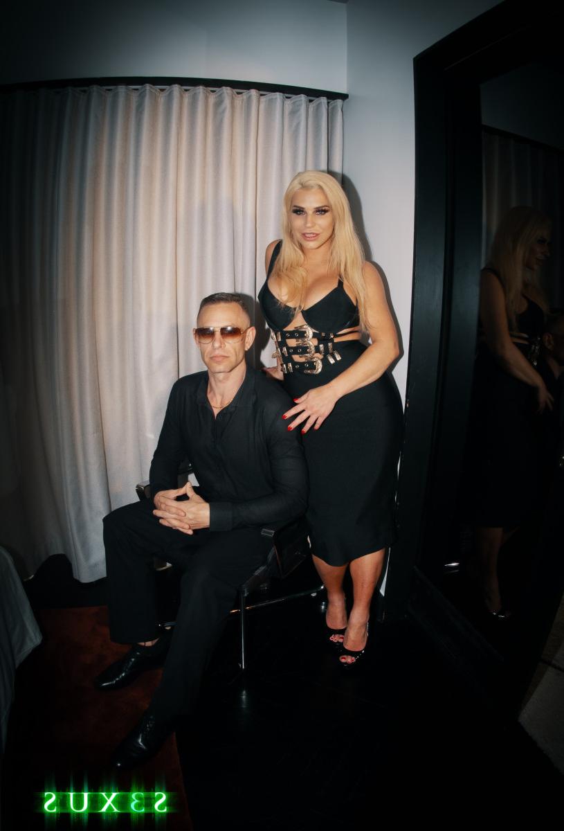 15P Die blonde MILF Spencer Scott trägt beim Geschlechtsverkehr eine Sonnenbrille
