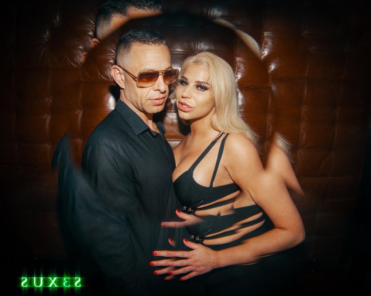 15P Die blonde MILF Spencer Scott trägt beim Geschlechtsverkehr eine Sonnenbrille