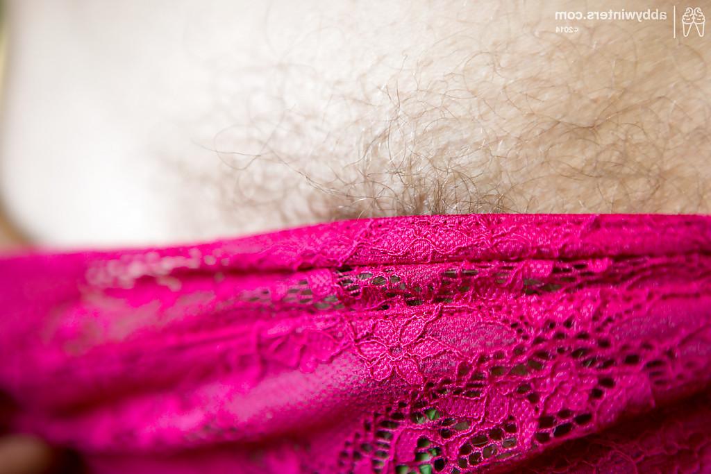 16P La amateur Nora, cargada de gafas, abre su vagina peluda al aire libre