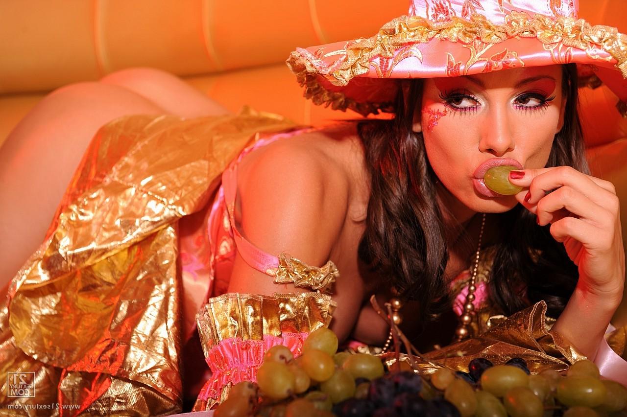17P L'élégante brune Sandy remonte sa robe et fourre des raisins dans son trou d'amour.