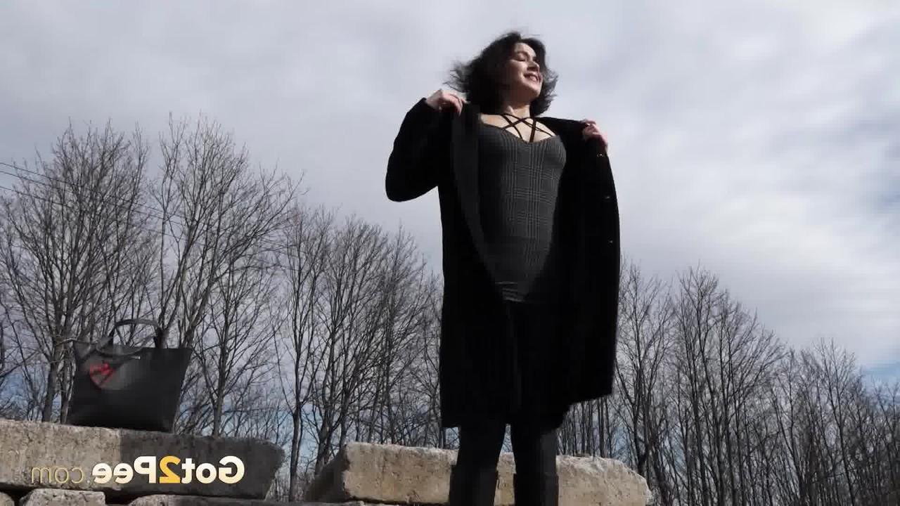 15P A garota branca Kristina abaixa as calças para fazer xixi enquanto está ao ar livre com botas pretas