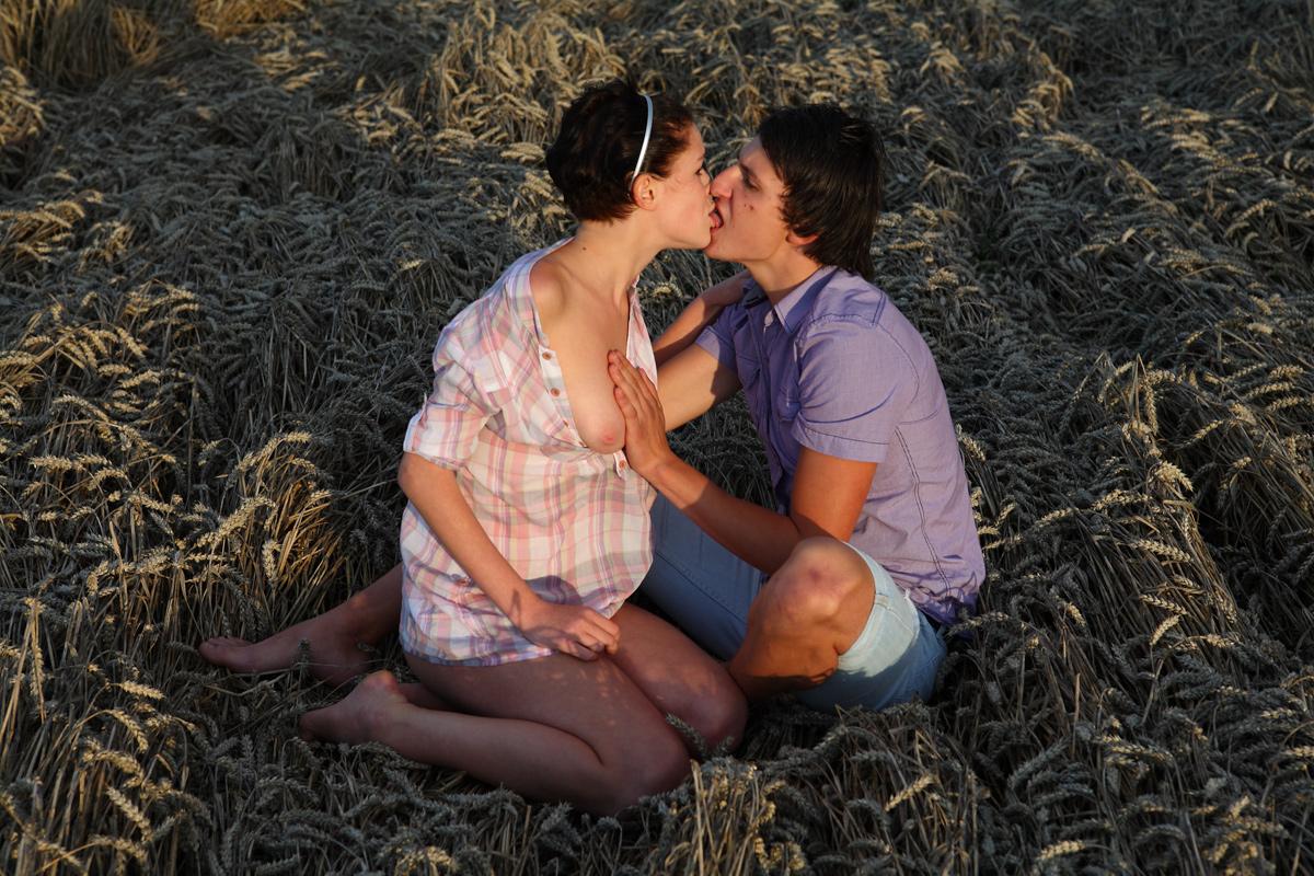 20P Jóvenes cachondos tienen relaciones sexuales en el campo de un granjero