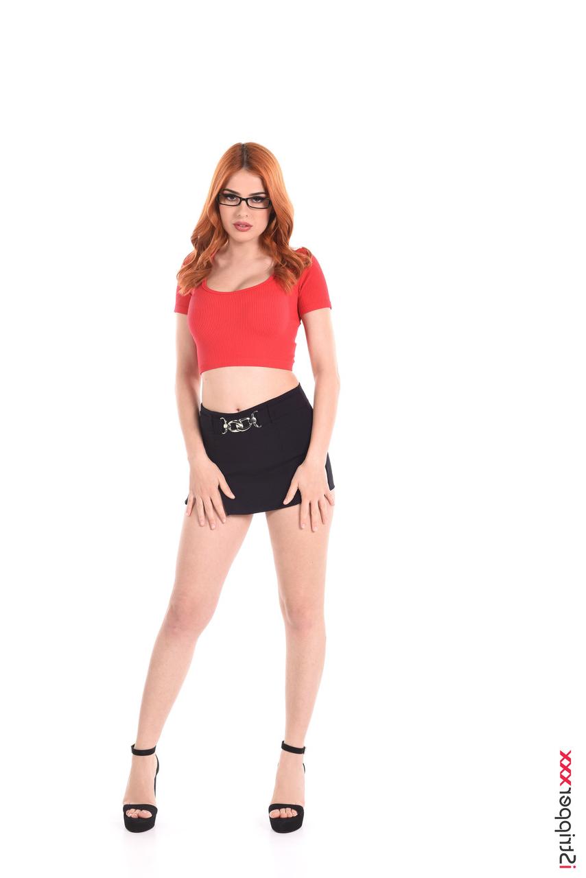 15P A ruiva sexy Mina Von D tira a roupa antes de se masturbar com brinquedos sexuais
