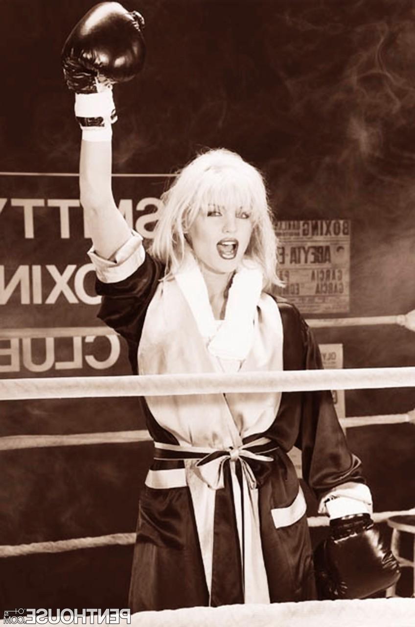 20P A pornstar loira Leigh Anderson mostra seus peitos grandes e posa em um ringue de boxe