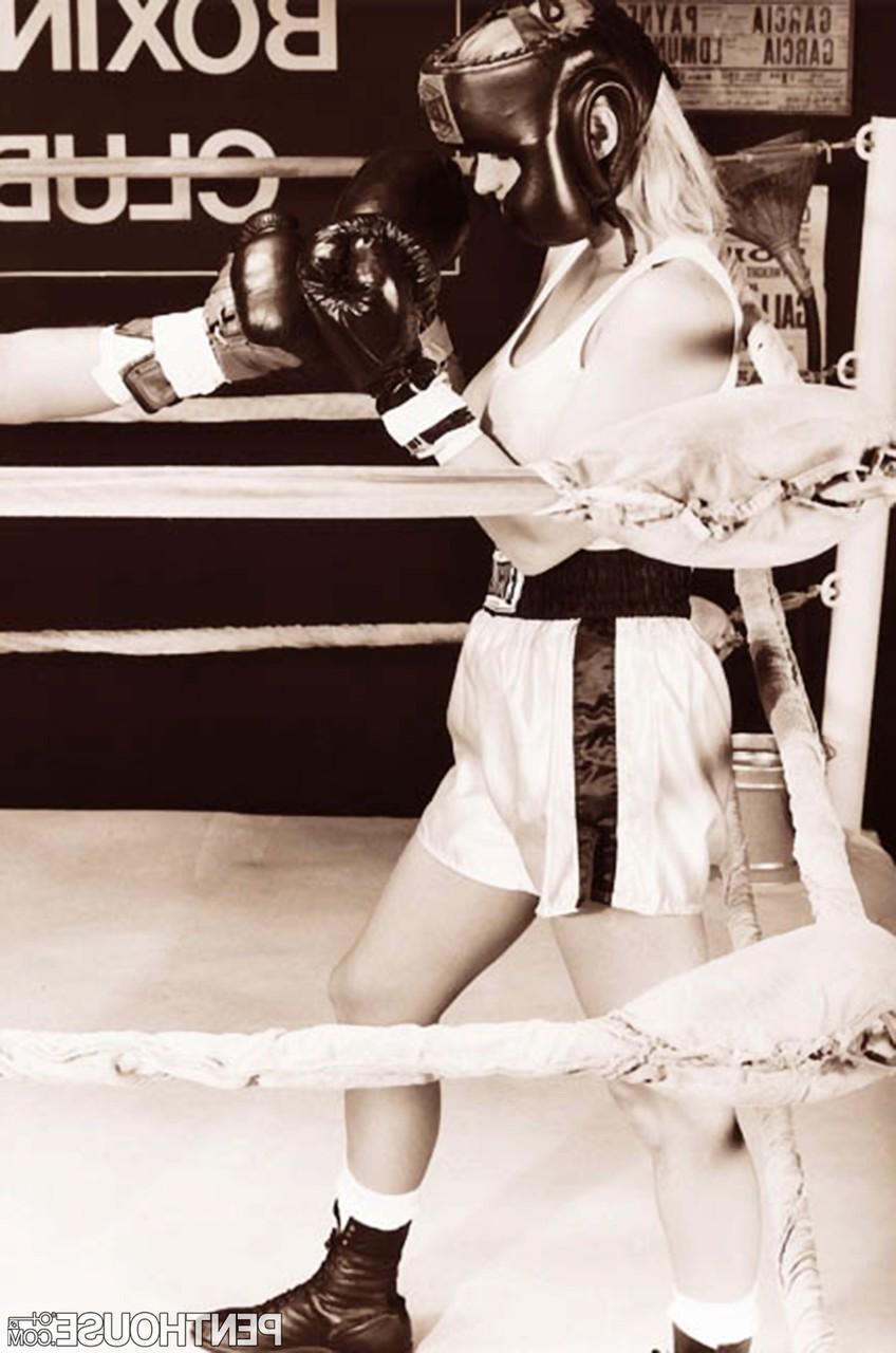 20P A pornstar loira Leigh Anderson mostra seus peitos grandes e posa em um ringue de boxe