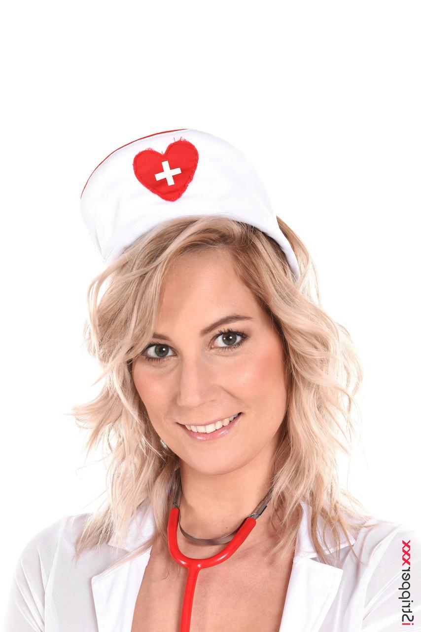 15P A enfermeira loira Sharon White tira o uniforme antes de se masturbar