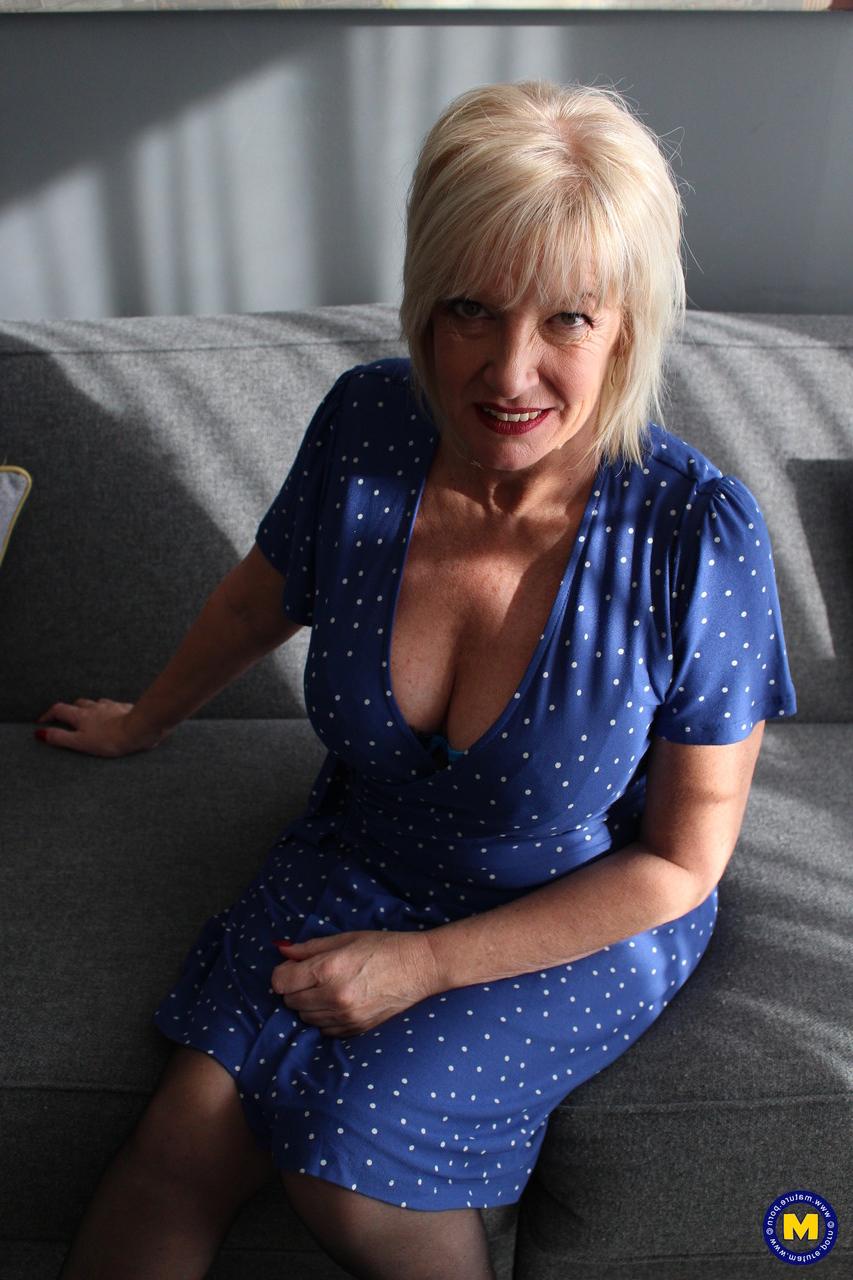 20P Sexy madura com peitos grandes Amy levanta o vestido para mostrar sua lingerie safada