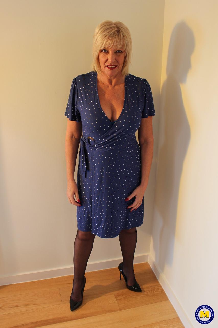 20P Sexy madura com peitos grandes Amy levanta o vestido para mostrar sua lingerie safada