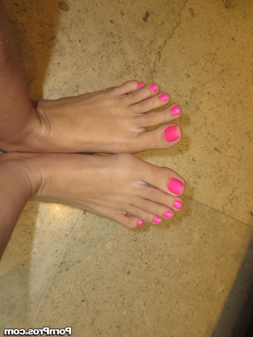 17P Irresistible babe Roxanne Rae undressing and playing with her feet