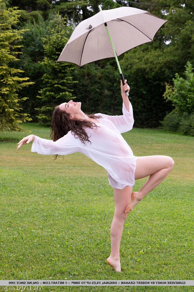 18P Die junge Schönheit Guinevere Huney zieht sich bei Regen in einem Garten völlig aus