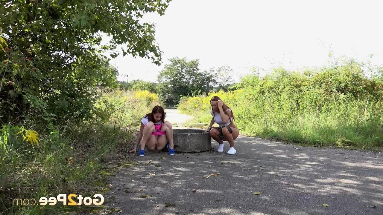 15P Wandermädchen ziehen ihre Shorts herunter, um auf einem öffentlichen Weg ausgiebig zu pinkeln