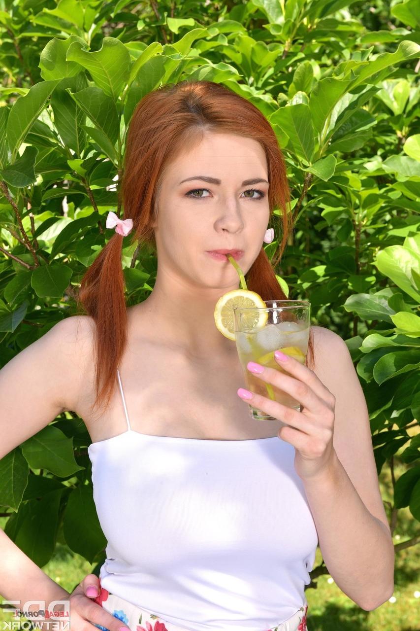 20P La guapa pelirroja Olivia disfruta del sexo duro con su hombre bien dotado al aire libre