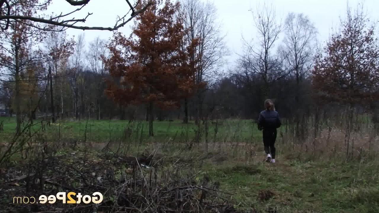 15P La linda chica Lera se baja las mallas negras para orinar detrás de un edificio en ruinas