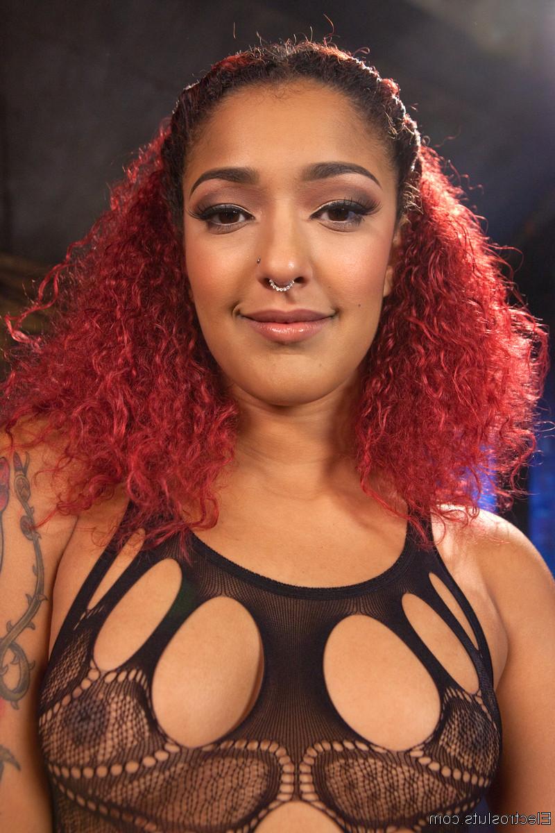 12P Lezdom curvilíneo Aiden Starr e uma escrava de ébano posam em roupas transparentes super gostosas