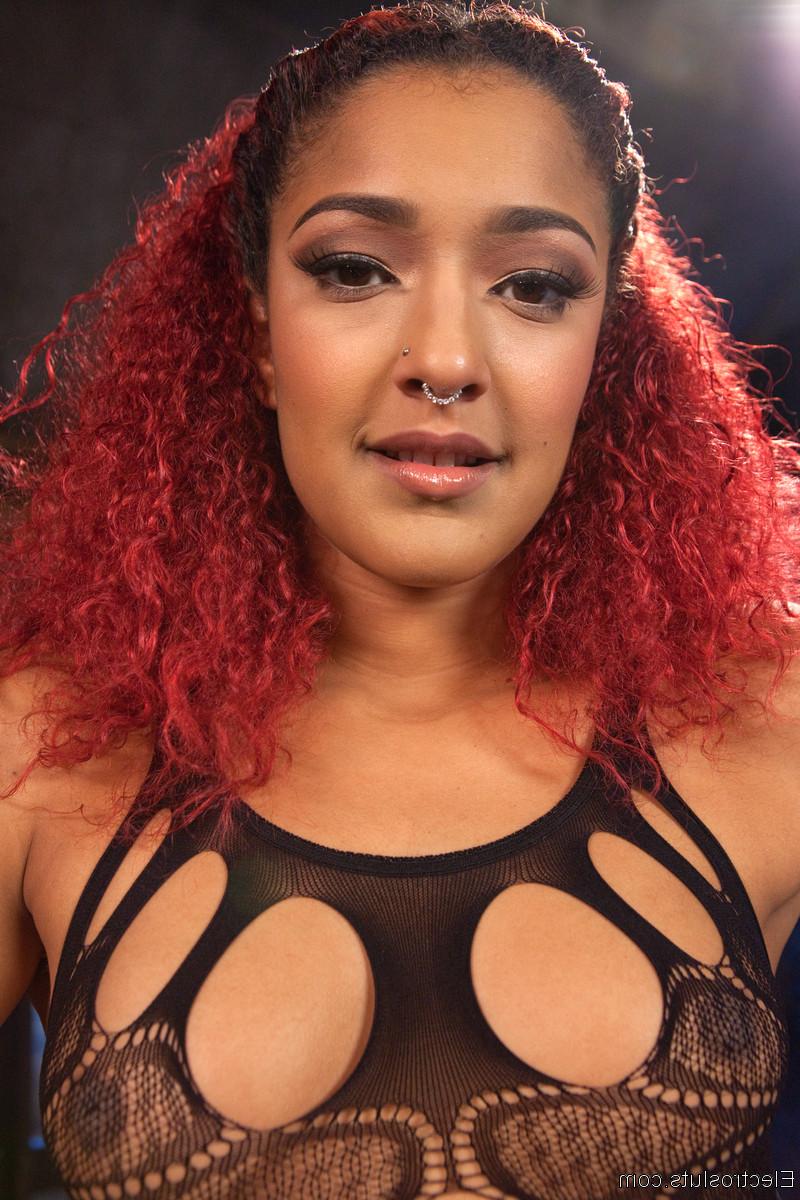 12P Lezdom curvilíneo Aiden Starr e uma escrava de ébano posam em roupas transparentes super gostosas