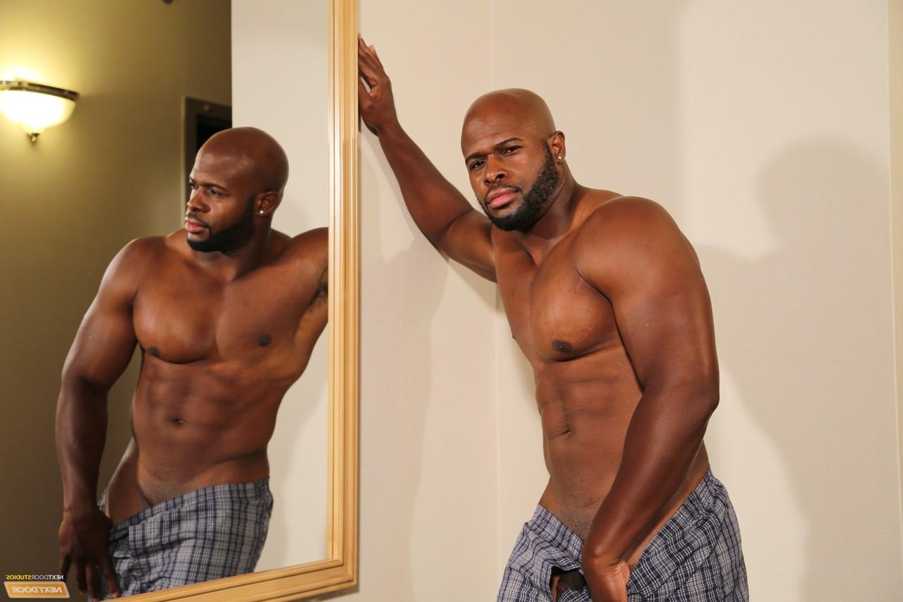 20P Muscular black stud Darian A poses naked and flaunts his hot body