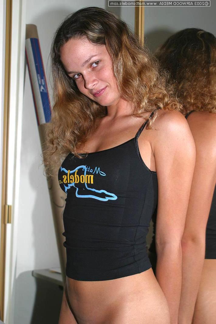 15P Princesa caucasiana sozinha libera seus seios firmes da camisa diante do espelho