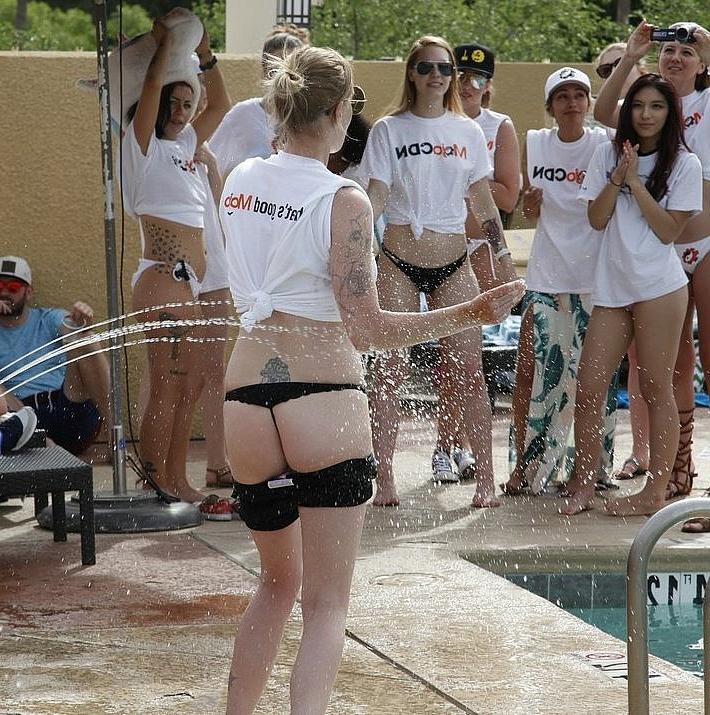 20P Modelos adolescentes sexys se desnudan, bailan y posan provocativamente en el Phoenix Show