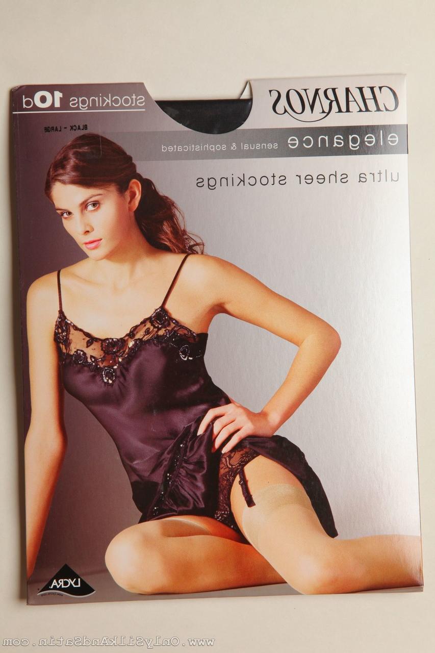 20P La bella Nelly se quita el camisón y expone sus piernas con medias de nailon