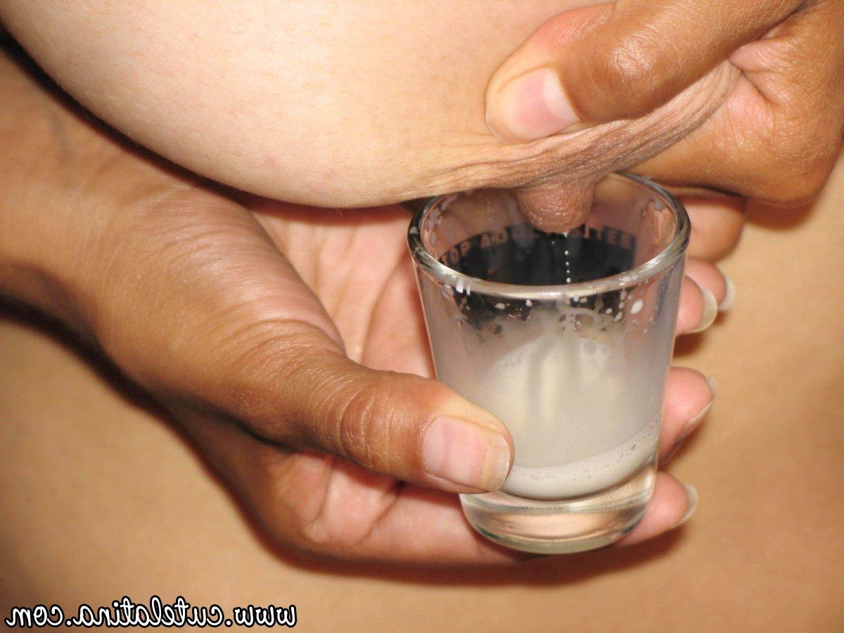 15P Latina-Küken füllt ein Schnapsglas mit Muttermilch, bevor sie ihre Vagina spielt