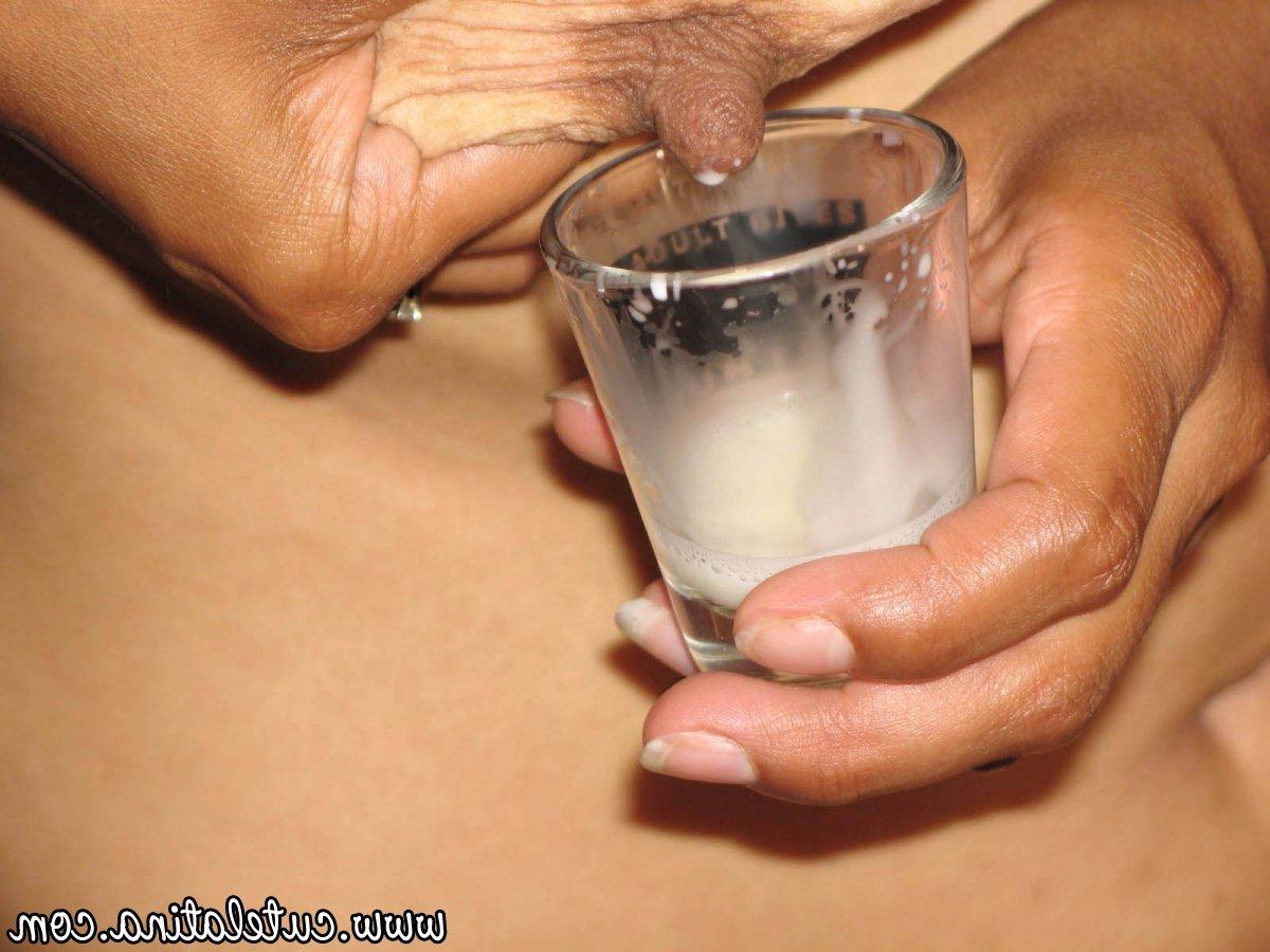 15P Latina-Küken füllt ein Schnapsglas mit Muttermilch, bevor sie ihre Vagina spielt
