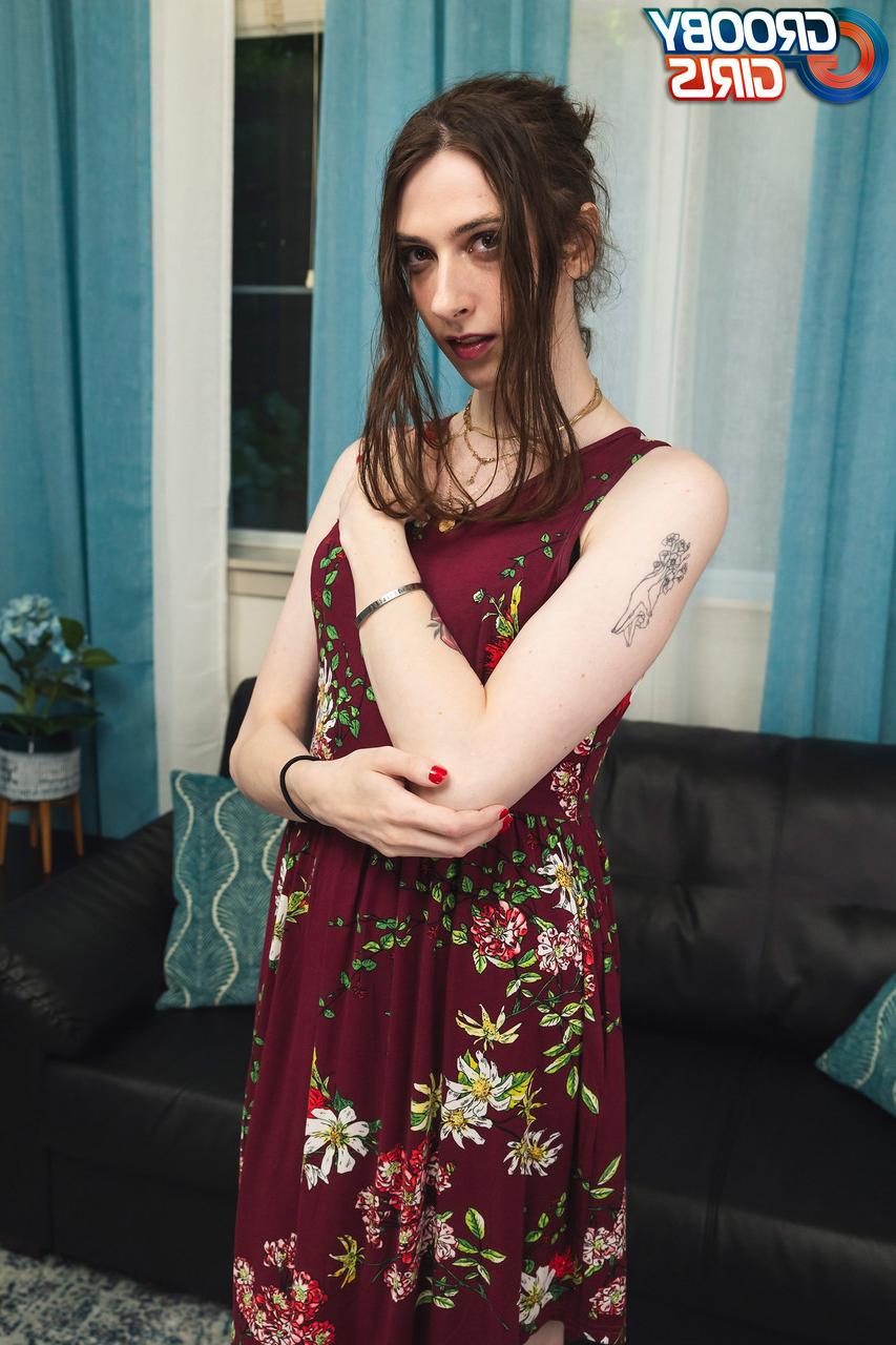 16P A travesti gostosa Allison Morgan tira seu vestido sexy e sacode seu pau ereto