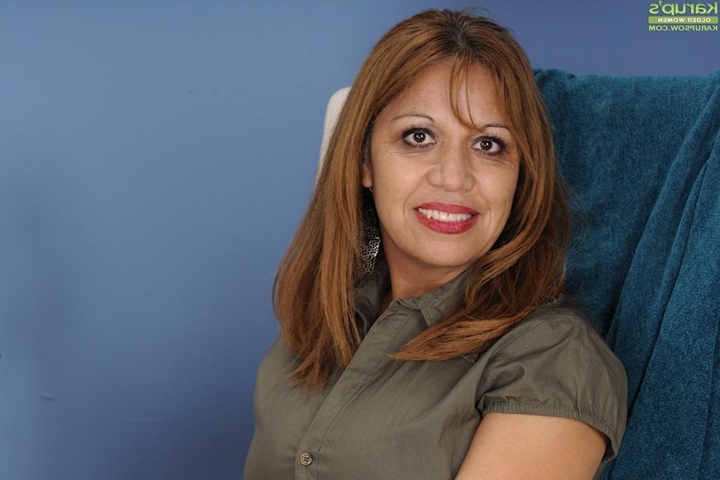 16P Madura asiática con enormes tetas y culo redondo marissa sonriendo