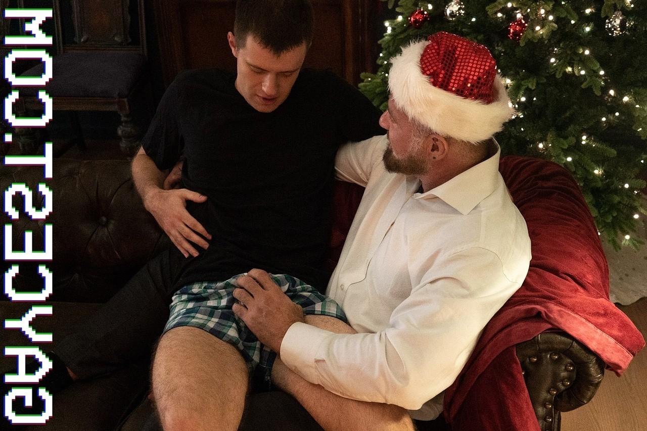 20P Twink Maxx Lear gets his dick milked & his asshole fingered by gay Mr Kamp