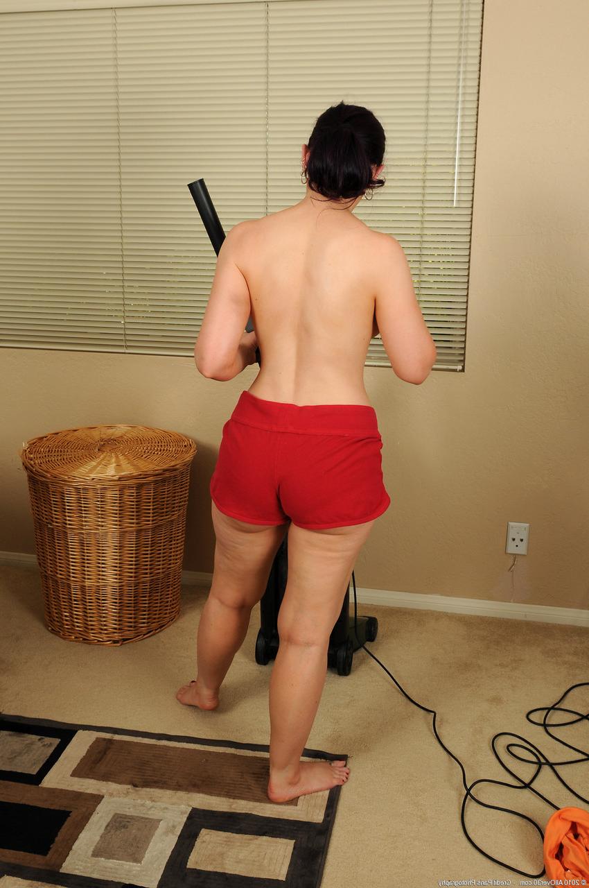 20P Morena MILF Caroline P expõe sua bunda e espalha seus buracos de foda