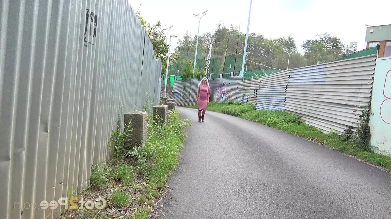 15P A loira tatuada Caroli levanta o vestido para fazer xixi ao lado de uma estrada pavimentada
