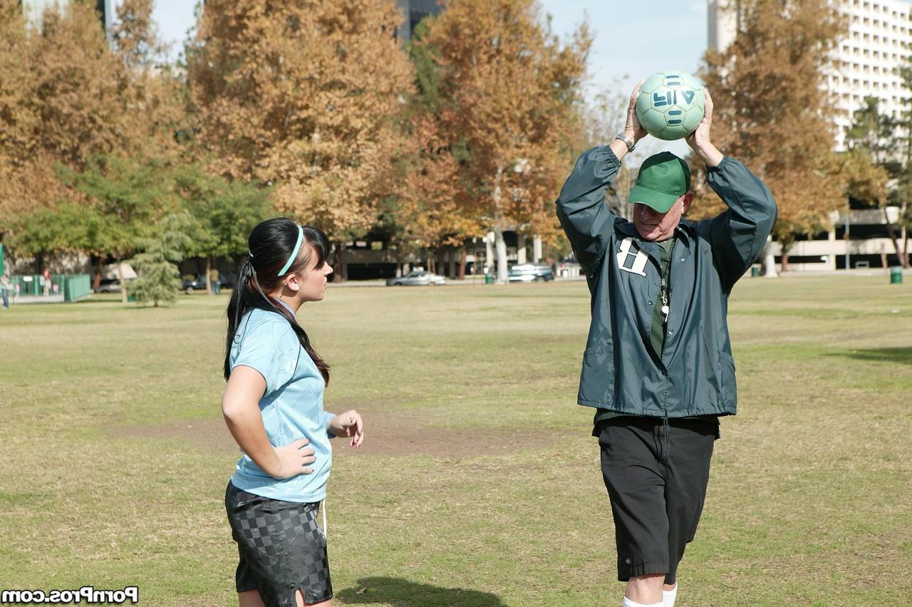 20P Die amerikanische Fußballspielerin Alexa Jordan wird von ihrem alten Trainer gefickt