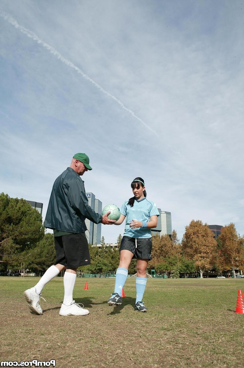 20P Die amerikanische Fußballspielerin Alexa Jordan wird von ihrem alten Trainer gefickt