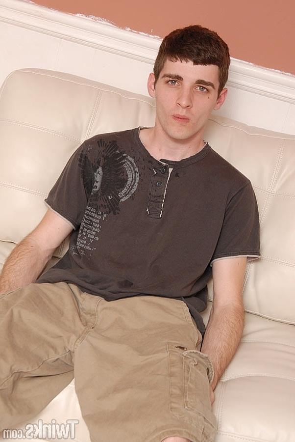 20P La preciosa morena gay Charlie Chapman se desnuda y muestra su gran culo y su polla