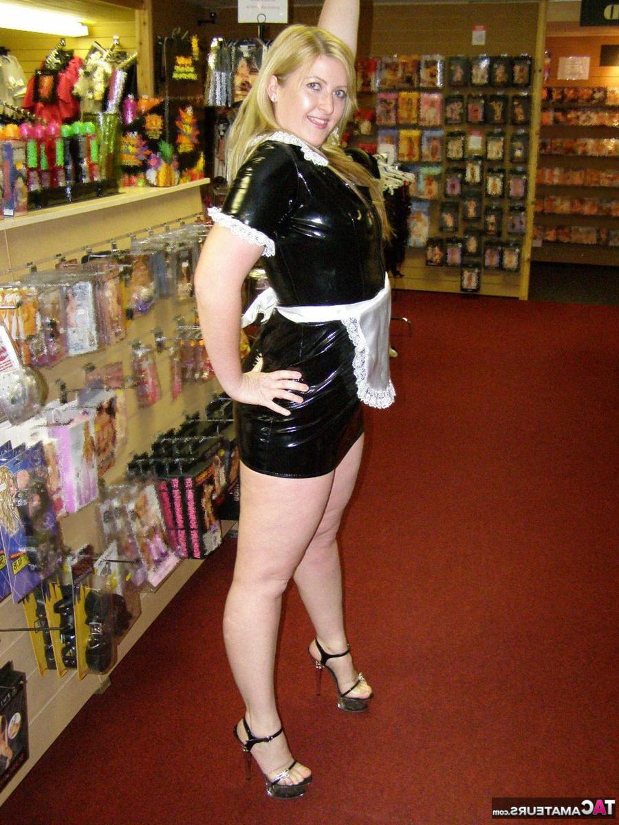 16P Samantha, une femme de ménage coquine, s'expose en faisant la poussière dans un magasin de sexe pour adultes.