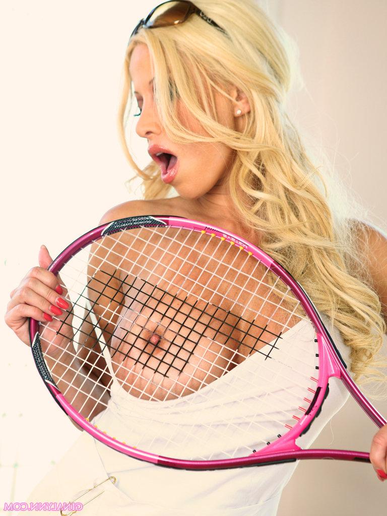 15P Die blonde Latina-MILF Gina Lynn hat Sex, nachdem sie Tennisunterricht erhalten hat